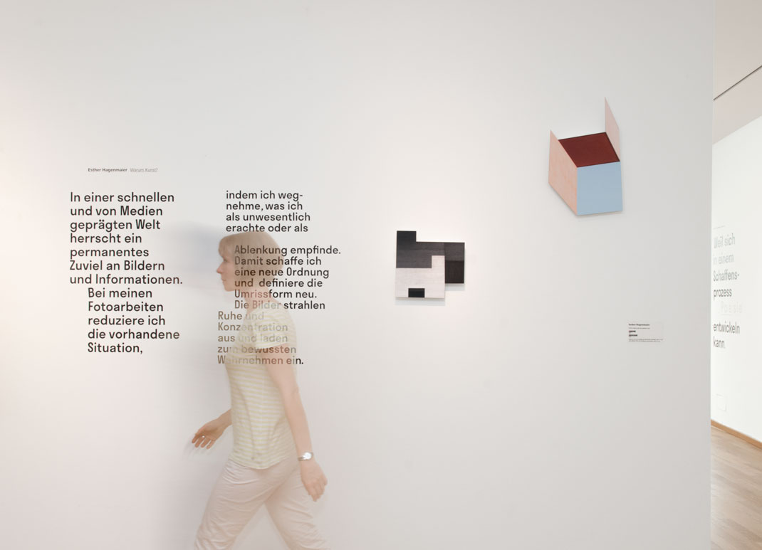 exhibition view 'Warum Kunst?', Museum Ulm, 2018, zwei shaped photographies: rhythm_ 01, 2017 und Bildkörper_03, 2015